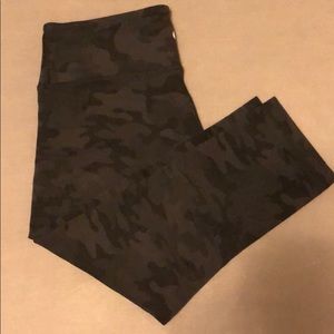 Low Rise Wunder Under Crop - Grey Camo